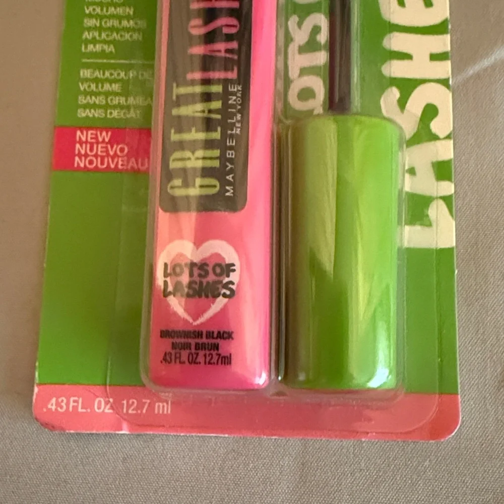 Maybelline Great Lash Mascara - Brownish Black 142 Lots of Lashes NEw in package